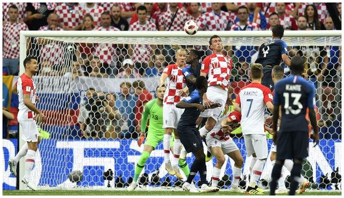 Mandzukic desviou contra o próprio gol e abriu o placar para a França na decisão