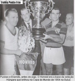 Puskas e Evaristo, que levanta a Taça Ponto Frio