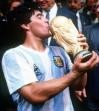 Maradona beija a Taça Fifa em 1986