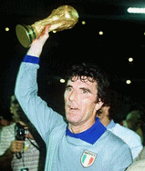 Dino Zoff erquendo a Copa de 1982