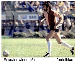 Scrates com a camisa do Corinthian Casuals