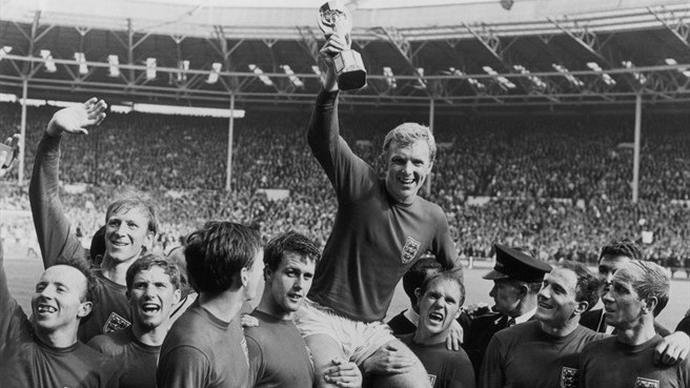 Bobby Moore segura o troféu de campeão do Mundo